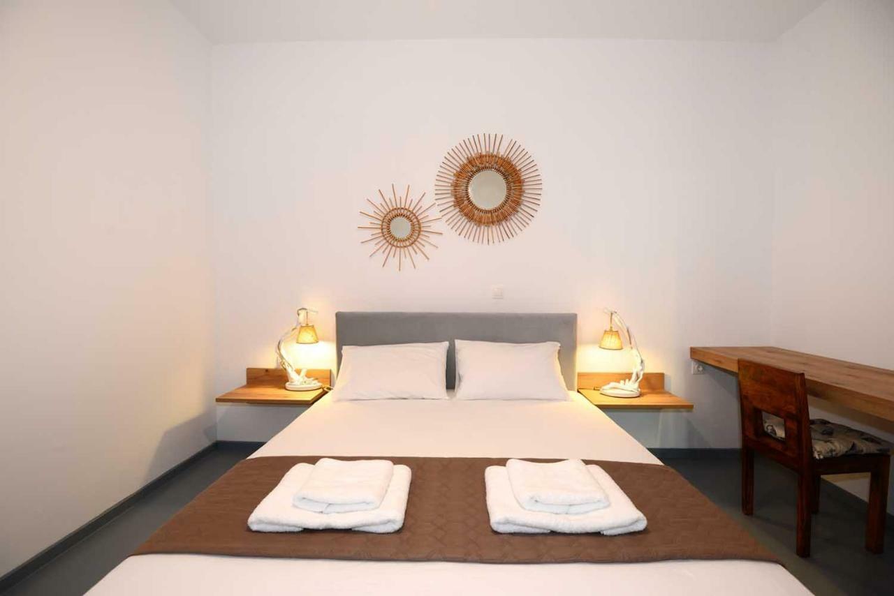 Lalari Beach Suites Vari  ภายนอก รูปภาพ