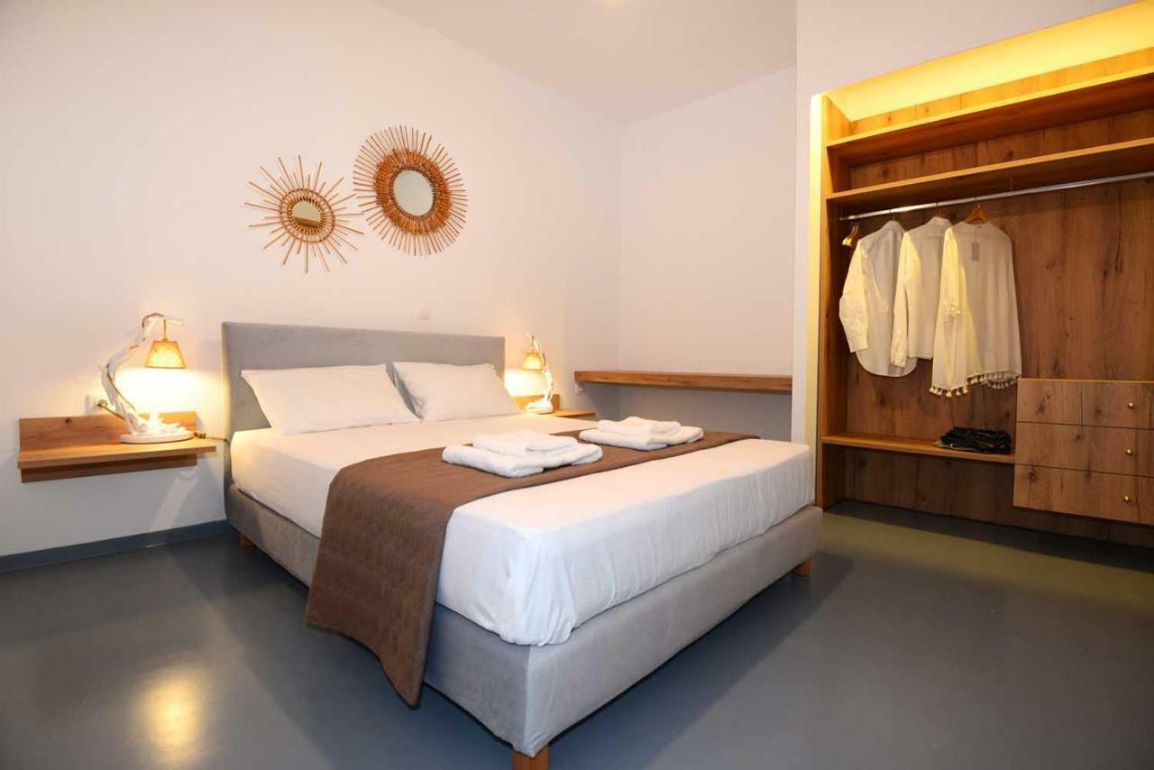 Lalari Beach Suites Vari  ภายนอก รูปภาพ