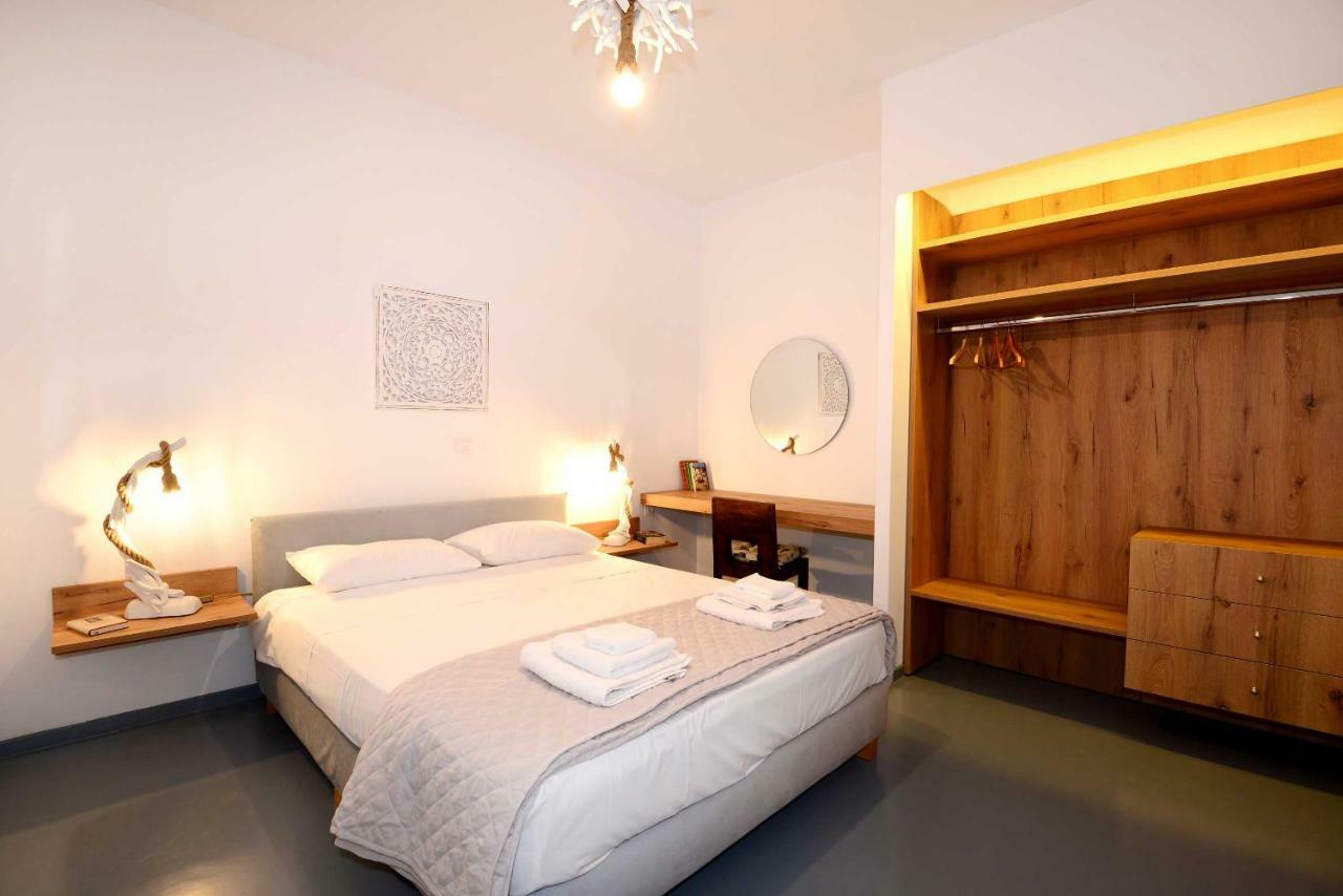 Lalari Beach Suites Vari  ภายนอก รูปภาพ