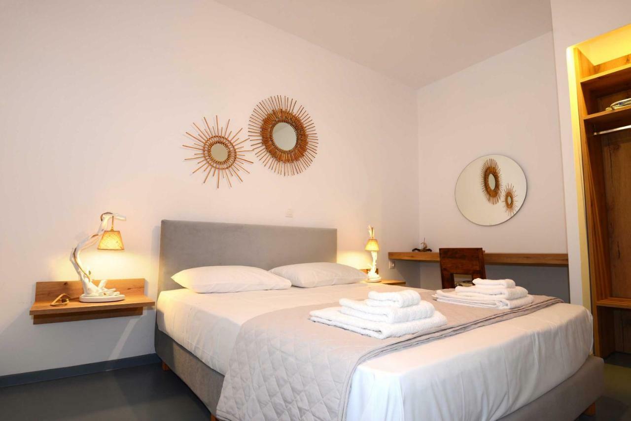 Lalari Beach Suites Vari  ภายนอก รูปภาพ
